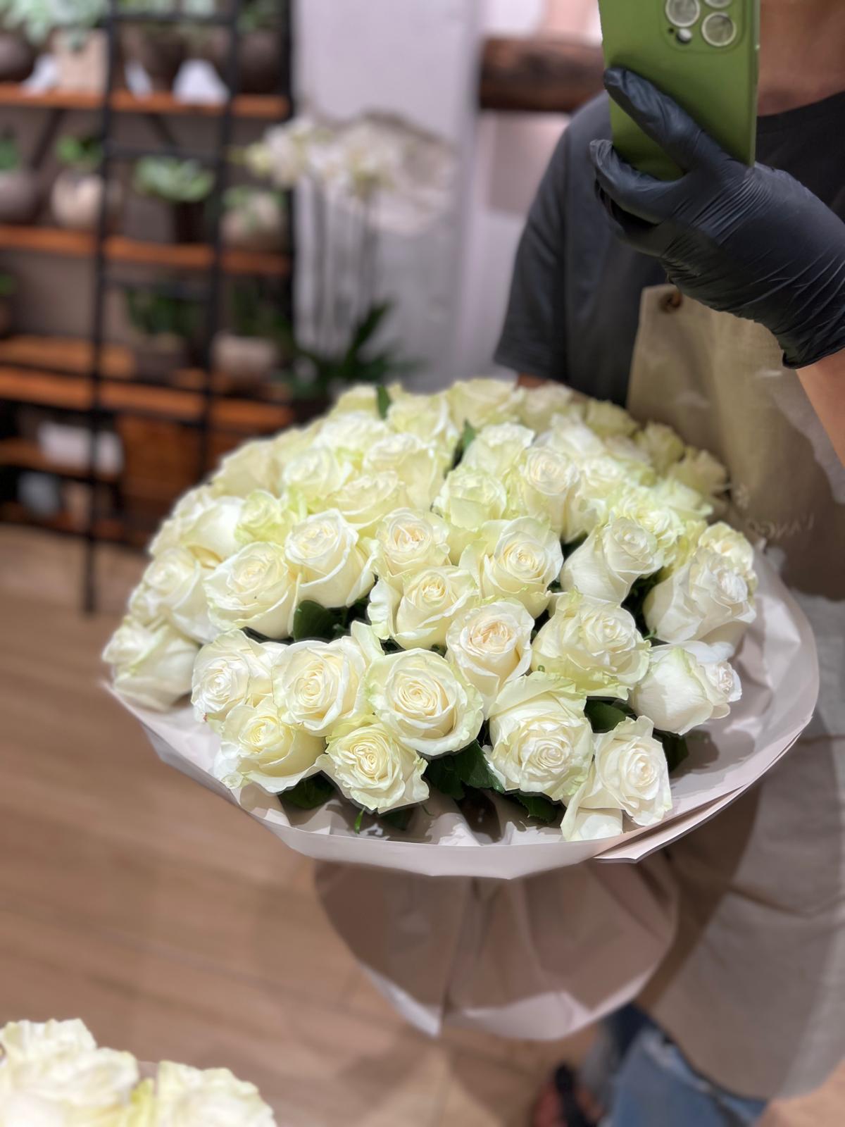 Bouquet di 50 rose bianche