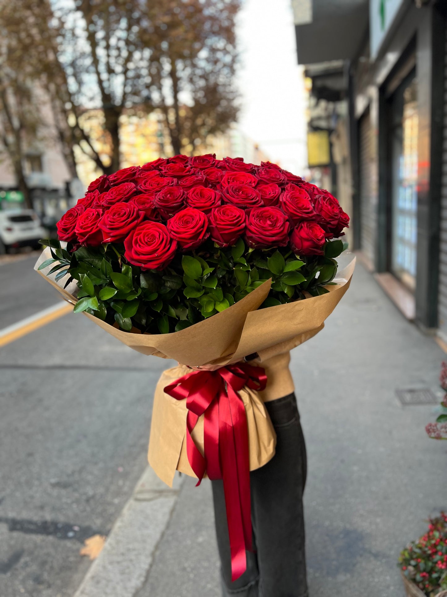 Bouquet di 70 rose Red Naomi da 80 cm
