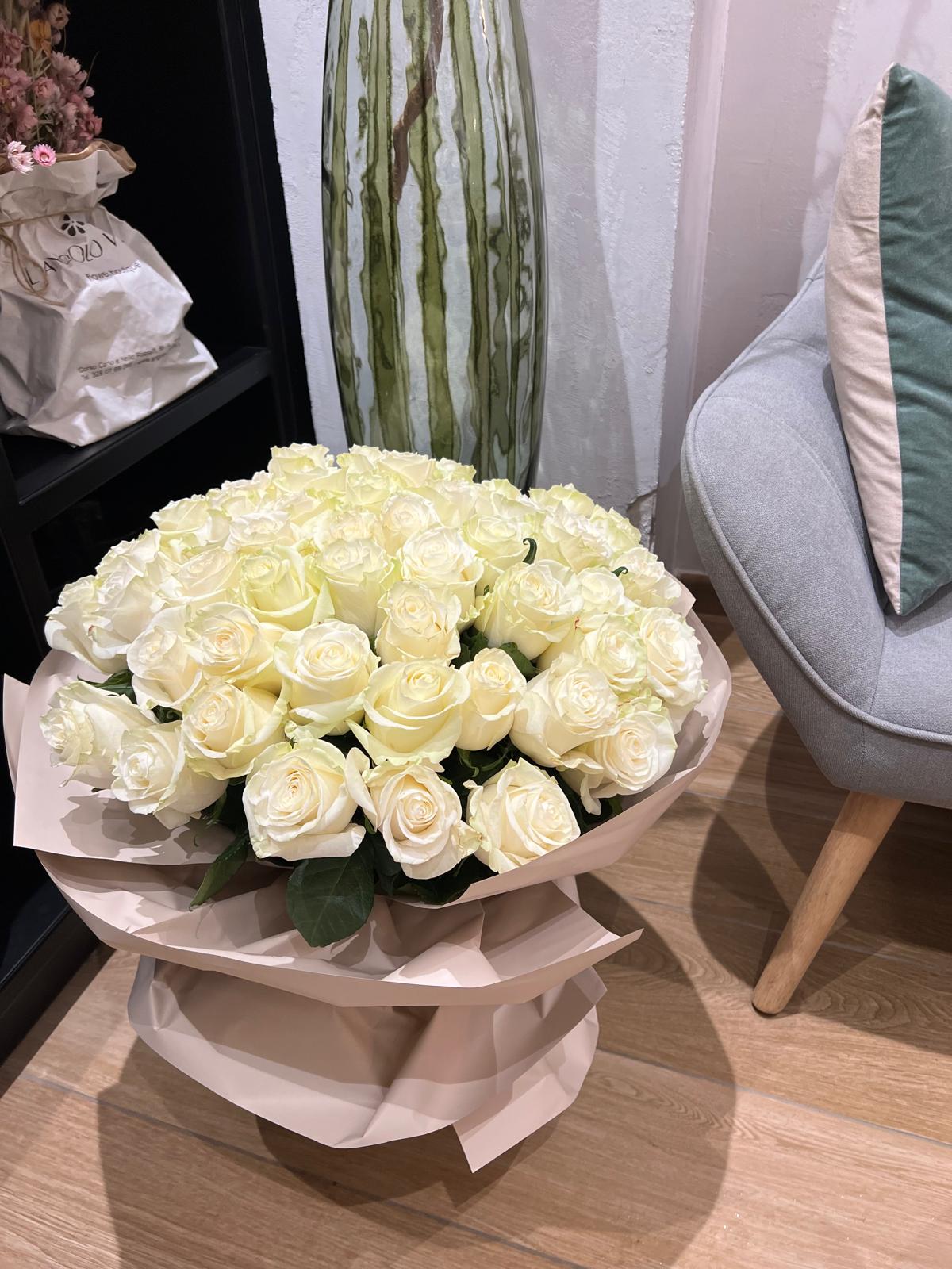 Bouquet di 50 rose bianche