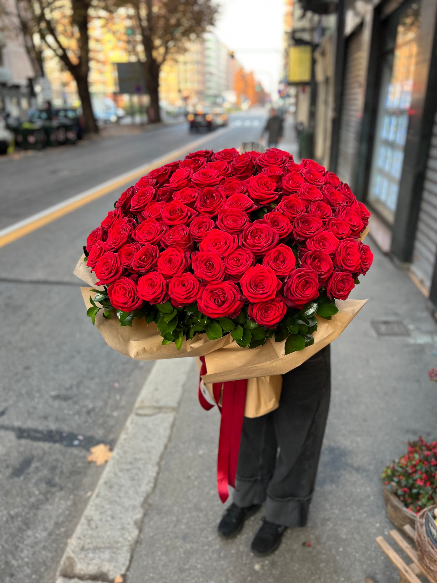 Bouquet di 70 rose Red Naomi da 80 cm