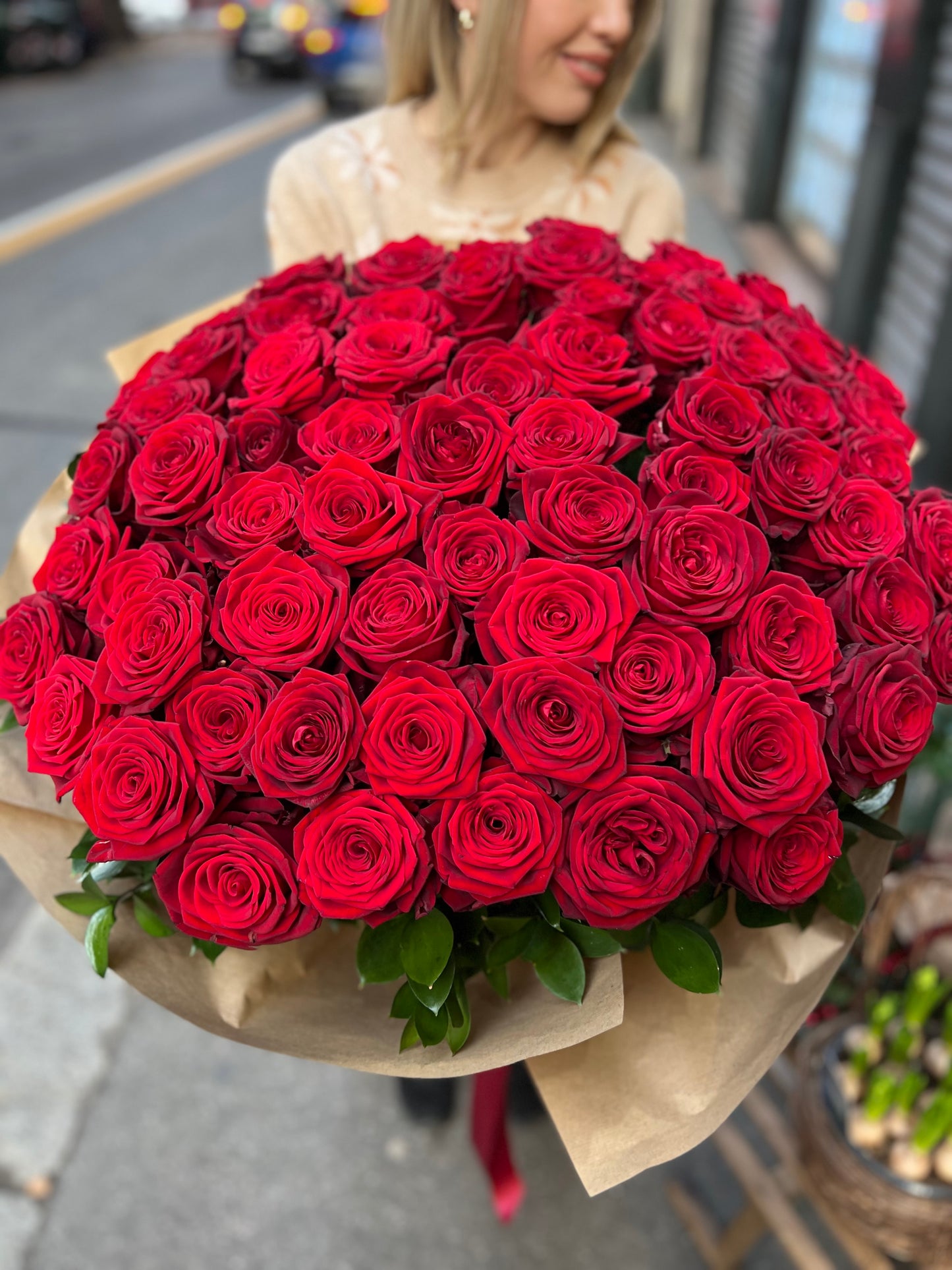 Bouquet di 70 rose Red Naomi da 80 cm