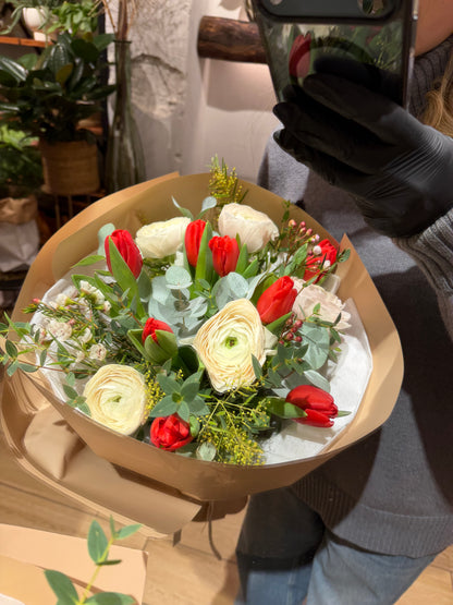 Bouquet di ranuncoli cloni e tulipani