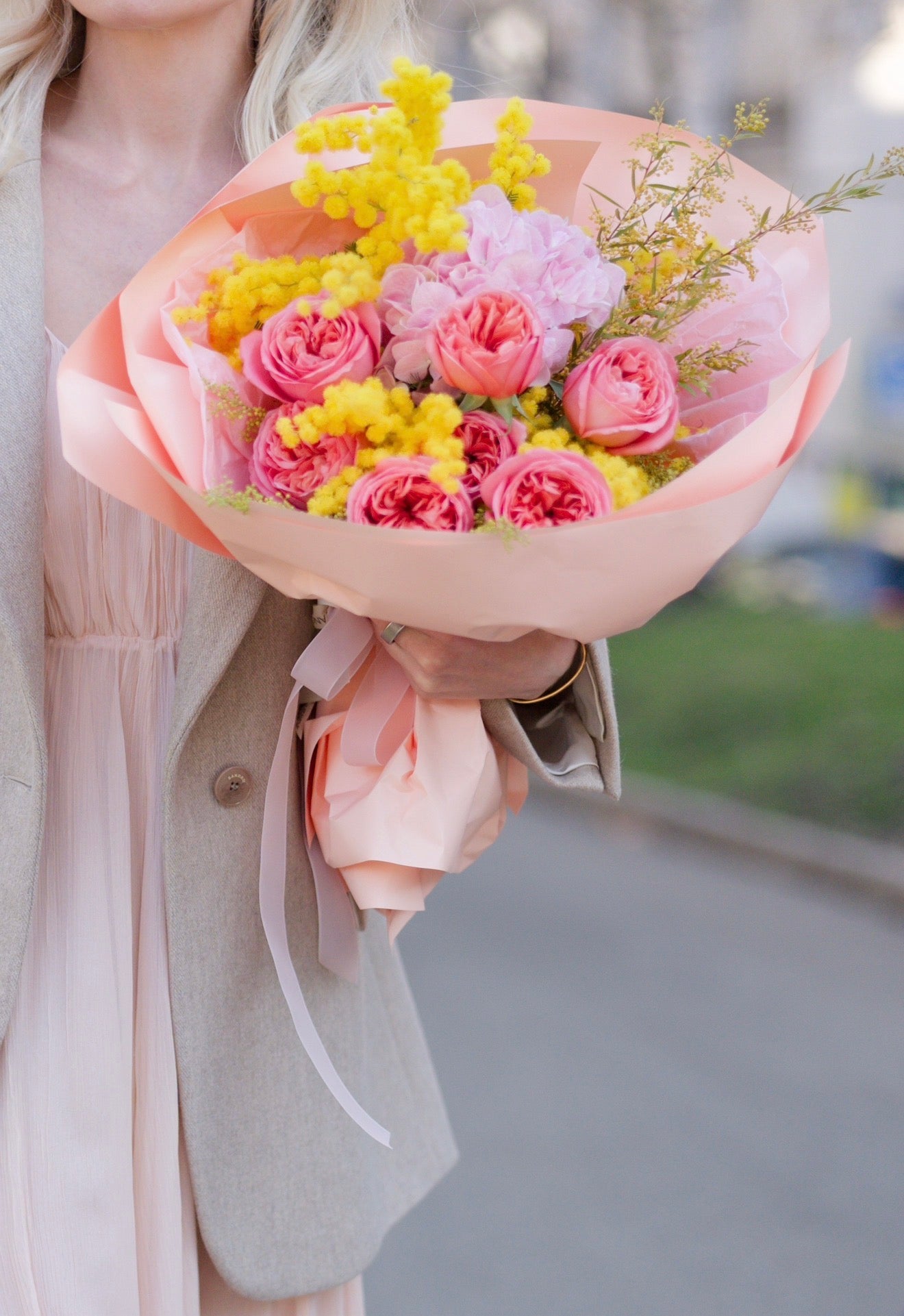 Bouquet di rose inglesi e mimosa