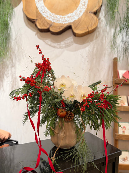 Bouquet natalizio nel vaso di ceramica