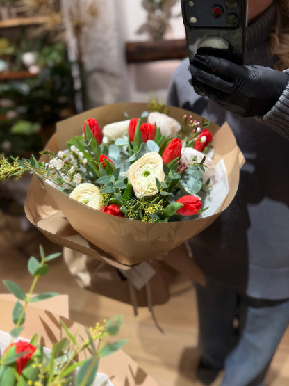 Bouquet di ranuncoli cloni e tulipani