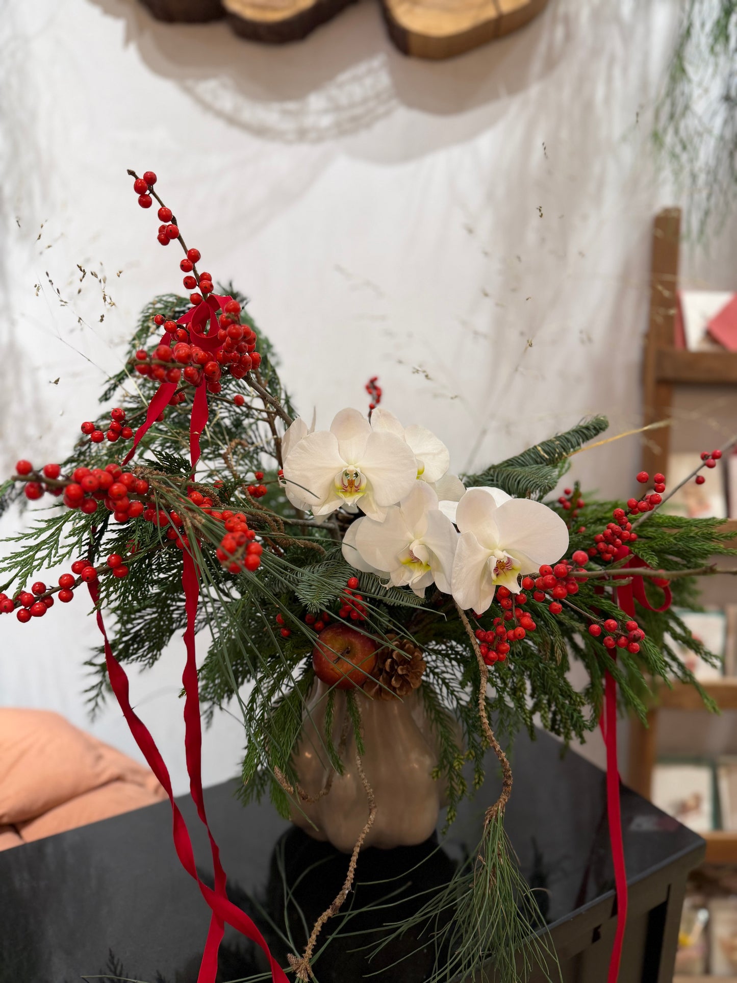 Bouquet natalizio nel vaso di ceramica