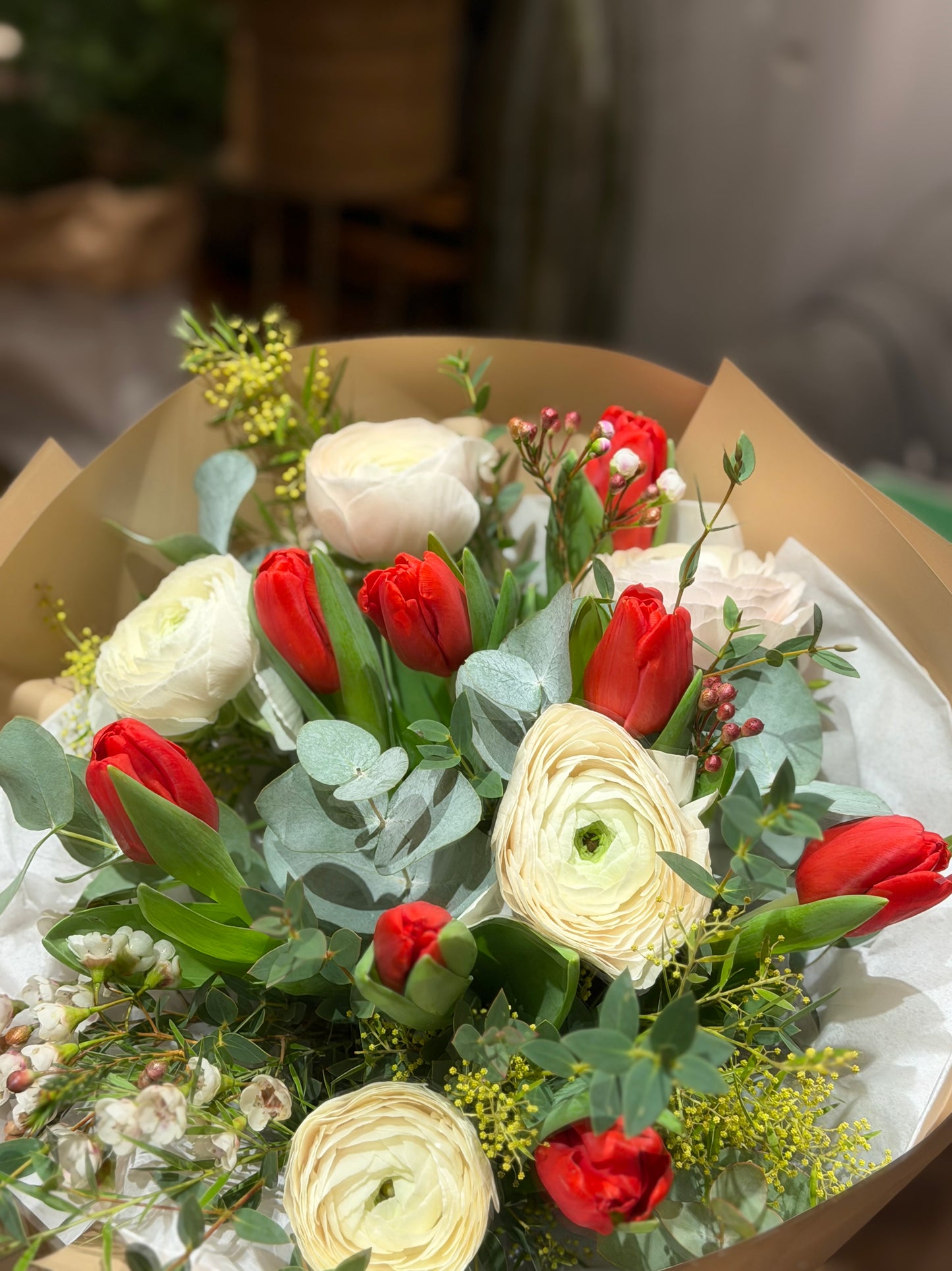 Bouquet di ranuncoli cloni e tulipani