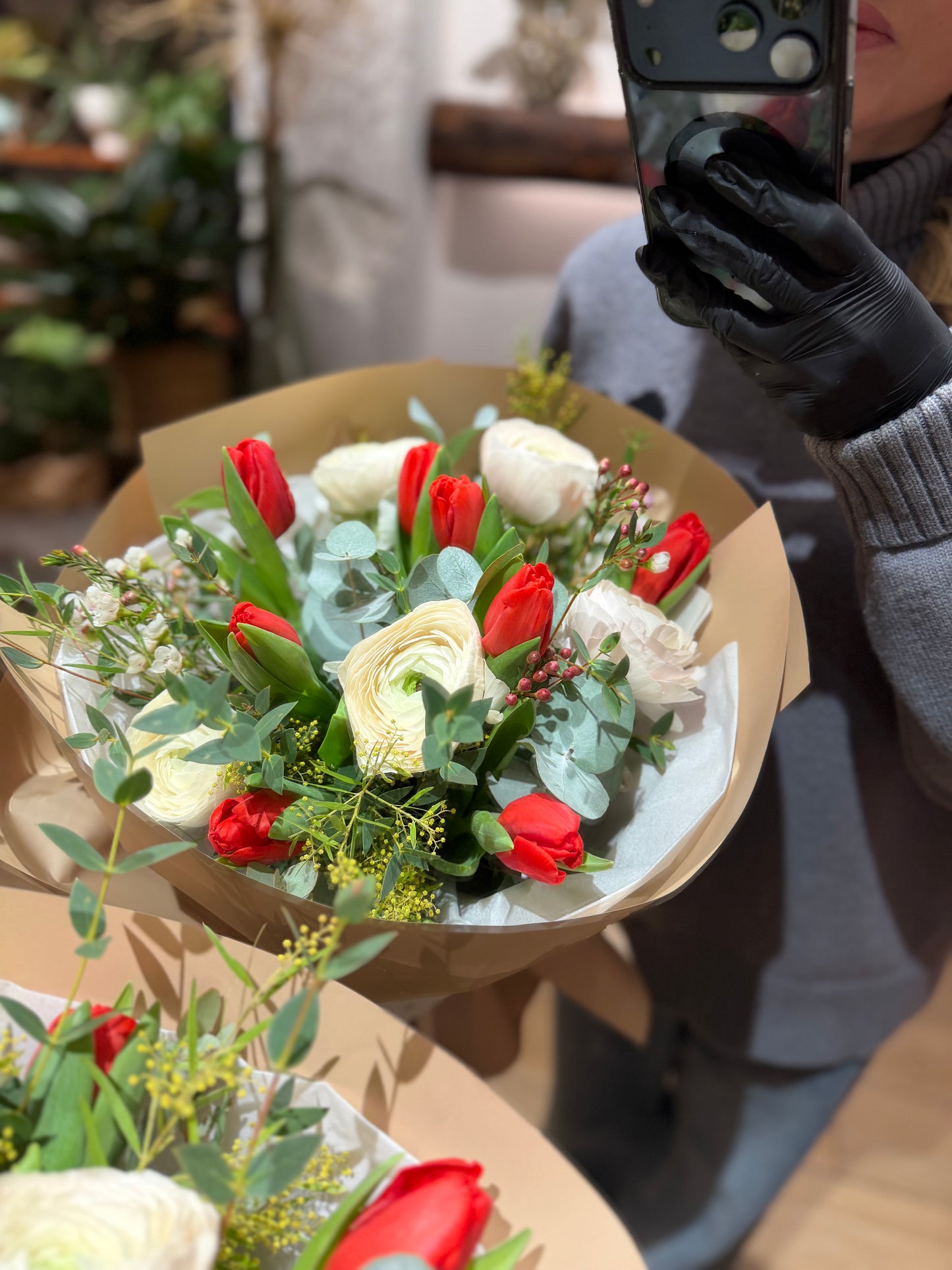 Bouquet di ranuncoli cloni e tulipani