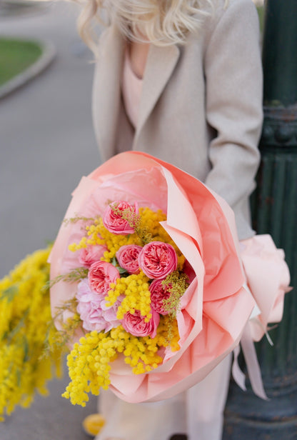 Bouquet di rose inglesi e mimosa
