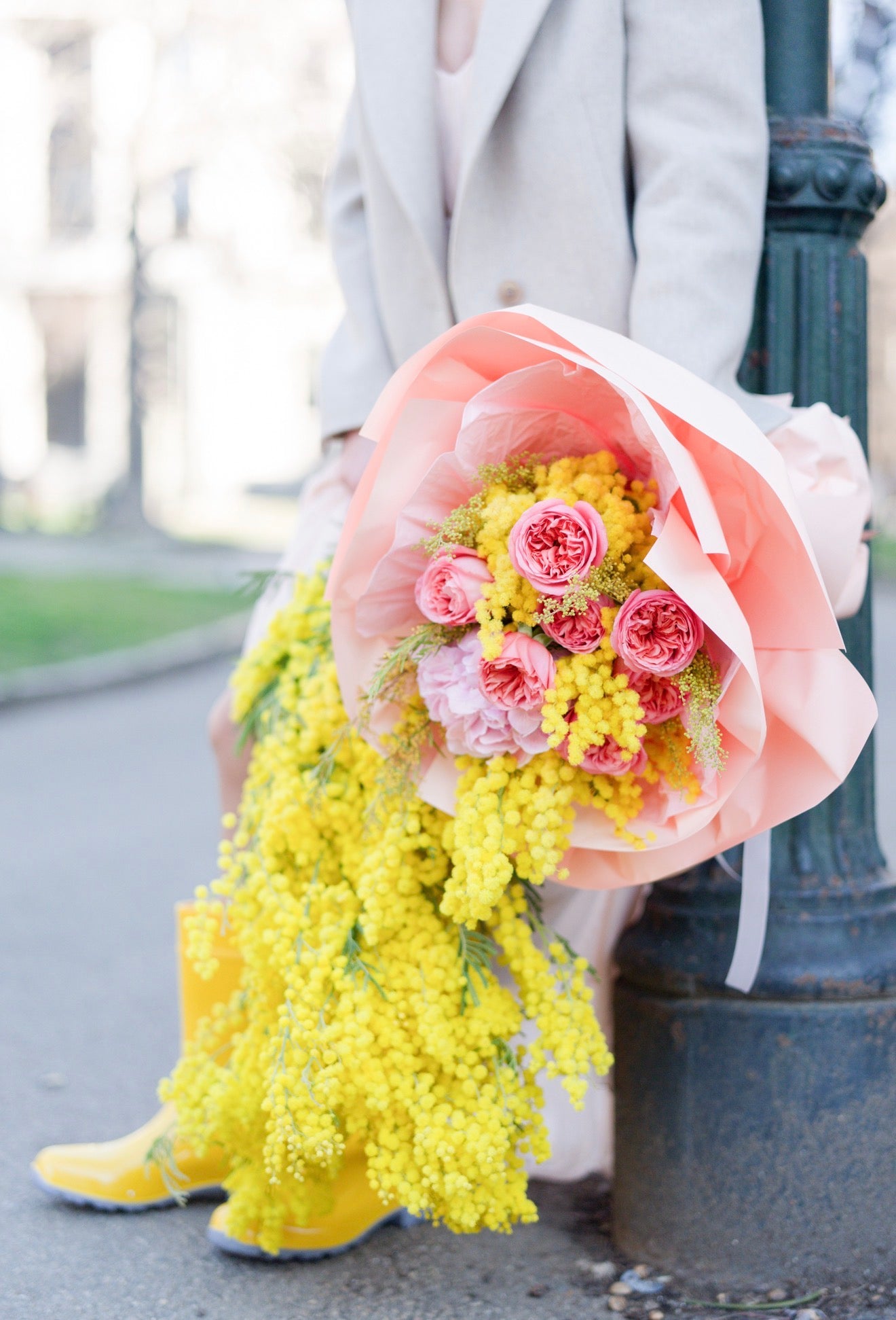 Bouquet di rose inglesi e mimosa